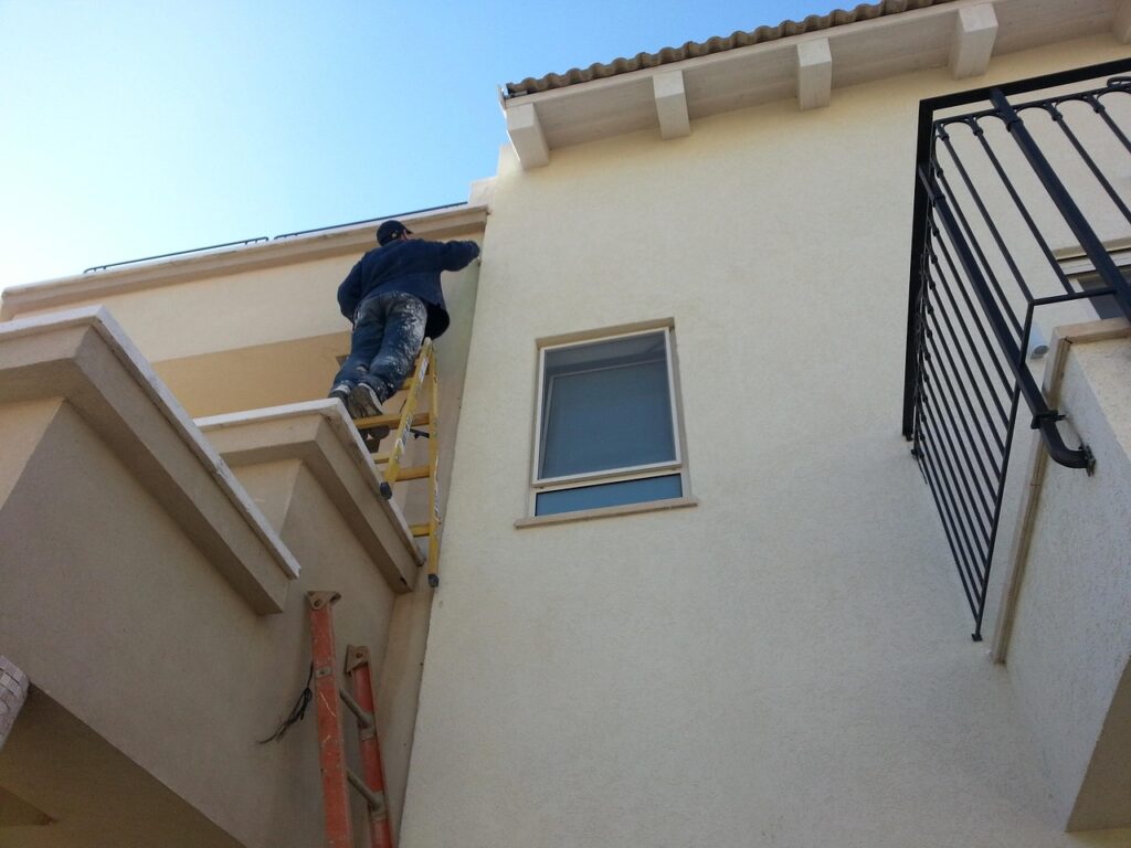 Limpieza de techos, rejillas y aires acondicionados después de obras